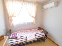 居室のベッドと窓