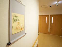 和風の絵と廊下