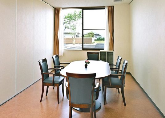 自然光が入る会議室