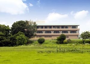 緑豊かな建物外観