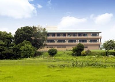 緑豊かな建物外観