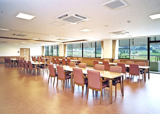 広い窓のある食堂