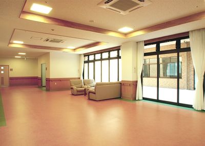 明るい広々とした空間ラウンジ