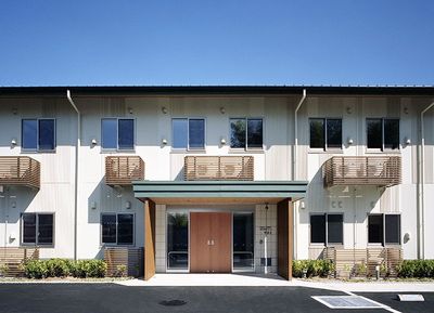 広々とした建物外観