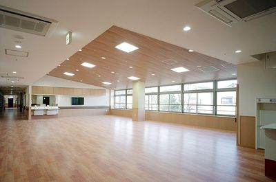 自然光が差し込む広々とした空間