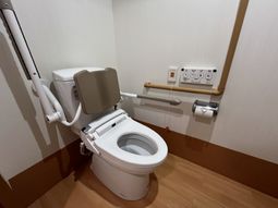 手すり付きの設備トイレ