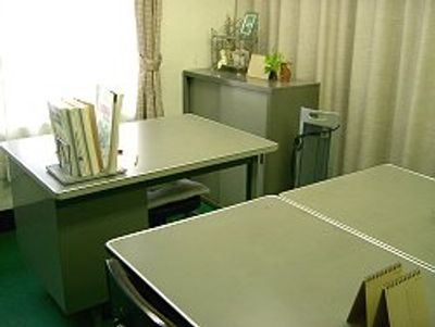 自然光が入る机のある部屋
