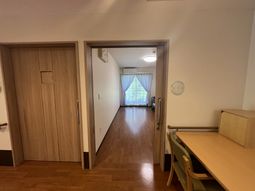 奥に窓が広がる廊下