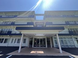 広々とした建物の外観