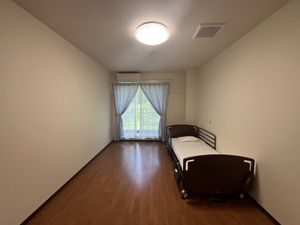広い窓のある居室