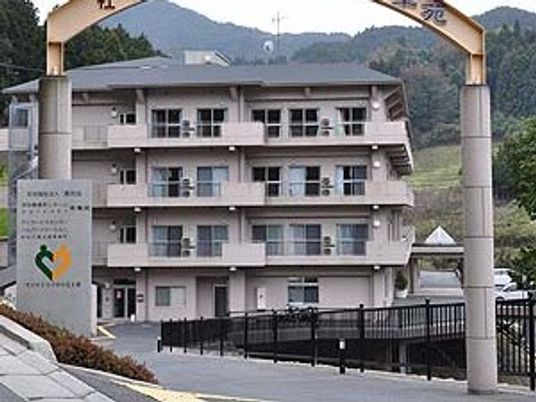 施設外観の建物前  