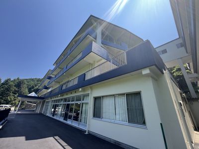 広々とした建物の外観