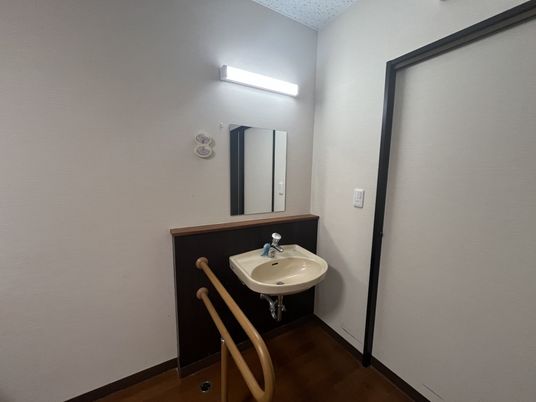 手すり付き洗面台