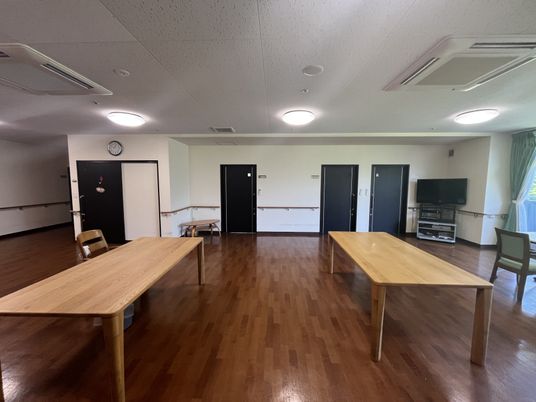 テレビ付きの広々リビング