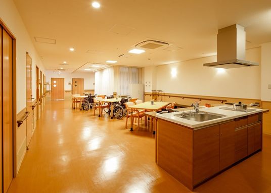 明るいキッチン付きダイニング