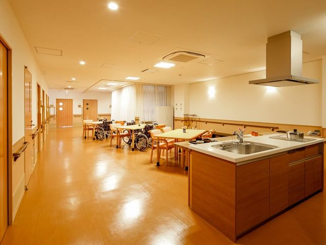 明るいキッチン付きダイニング ダイニングルーム 広々としたダイニングルームでは、キッチンからすぐに料理を提供できます。自然光が優しく差し込む空間です。