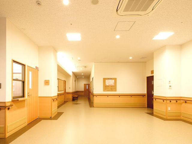 広い空間の廊下 廊下 広々とした明るい空間が広がる廊下です。清潔感があり快適な移動が可能です。