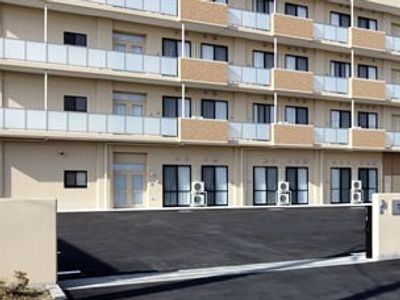 整然とした建物の外観