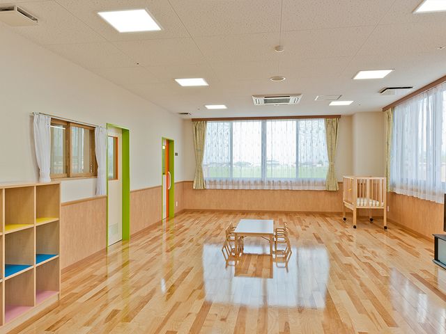 明るい木目調の部屋 内観 広々とした明るい空間で、のびのび過ごせる環境です。窓から自然光がたっぷり注ぎます。