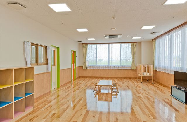 明るい木目調の部屋