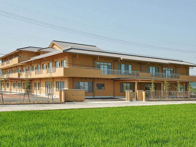 広々とした建物の外観 外観 田園風景に囲まれた広々とした建物です。落ち着いた環境での就業を考える方に最適です。