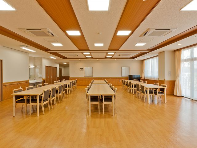 明るい広々としたダイニングルーム ダイニングルーム 自然光がたっぷり入る広いスペースで、食事や会話を楽しむことができます。