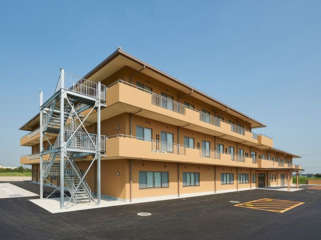 三階建ての建物外観 外観 開放感あふれる三階建ての建物です。快適な業務環境を提供しています。