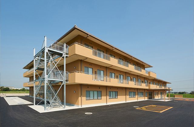 三階建ての建物外観