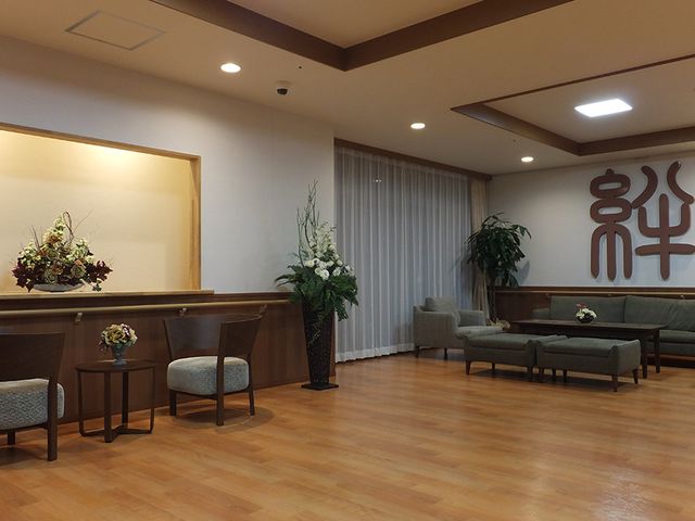 落ち着いた多目的室 多目的室 広々として明るい空間で、ゆったりとリラックスできる多目的スペースです。