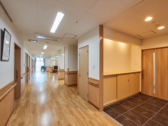 広々とした廊下 廊下 明るい照明に照らされた広々とした空間で、移動がスムーズに行えます。