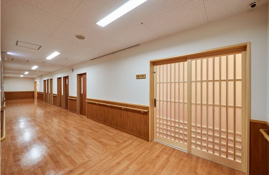 自然素材の廊下
