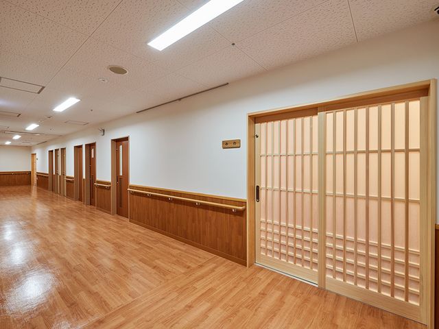 自然素材の廊下 廊下 木の暖かみを感じる廊下は、手すりが両側に設置されており、安全に移動できます。