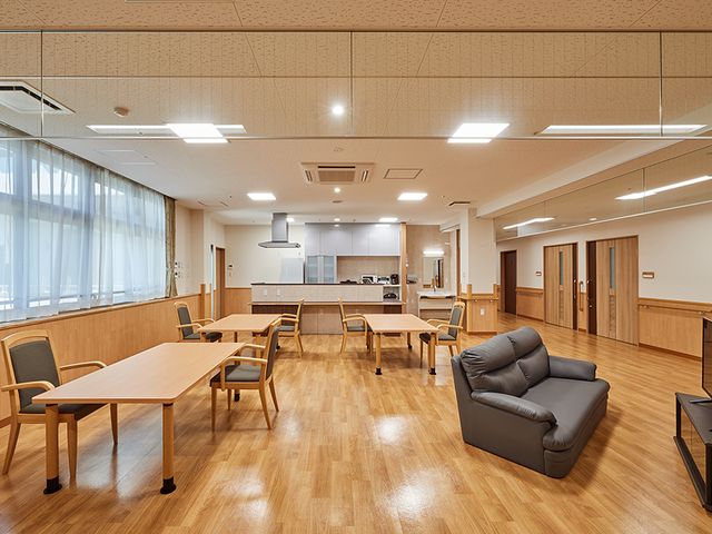 明るい共有ラウンジ ラウンジ 自然光が差し込む広々としたラウンジです。心地よい家具ですぐにくつろげます。