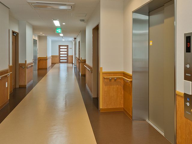快適な廊下 廊下 明るく木目調の廊下は、移動がしやすくゆったりとした造りです。安全に配慮されています。