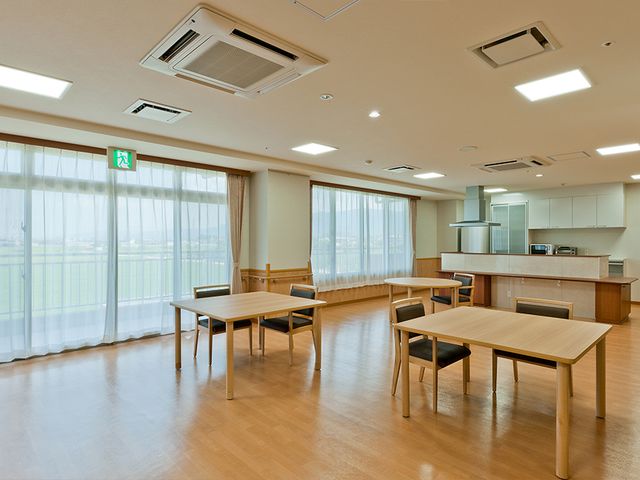 開放感あるダイニング ダイニングルーム 大きな窓から自然光が差し込む明るい空間です。広々としたダイニングで快適に過ごせます。