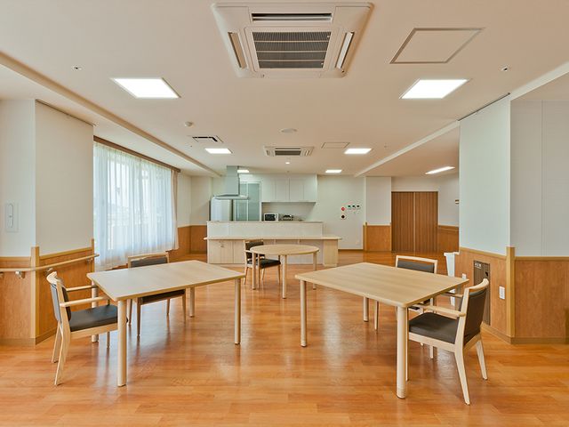 広々としたダイニング ダイニングルーム 自然光がたっぷりと入り、明るく快適なダイニングスペースです。開放感がありリラックスできます。