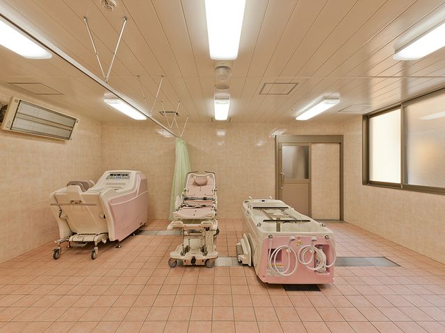 温水浴槽のある部屋 浴室 清潔で広々とした浴室です。特別な設備が整っており、安心してケアが受けられます。