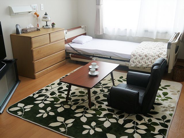 日当たりの良い居室 居室 窓から自然光が差し込む明るい部屋です。リラックスできる家具も配置されています。