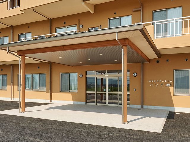 広いエントランス エントランス 広々としたエントランスは、天候に関係なく利用者を快適にお迎えいたします。