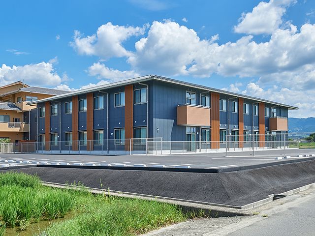 広々とした建物の外観 外観 開放感のある広々とした敷地に立地した施設です。自然に囲まれ、リラックスできる環境が整っています。