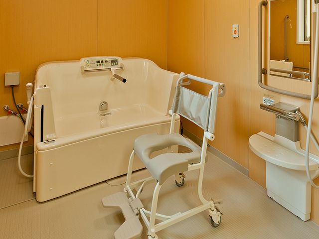 快適な浴槽と椅子の浴室 浴室 利用者が安心して入浴できる設計の浴室です。安全性を考慮した設備が整っています。