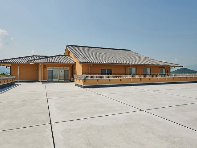 広々とした屋上テラス テラス 広々とした屋上テラスで、開放感あふれる空間が広がります。リラックスのひとときをお過ごしいただけます。