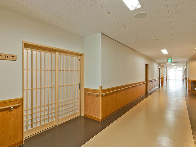 手摺付きの廊下 廊下 広々とした廊下は手摺が設置され、安全性に配慮されています。明るい空間で安心して歩行が可能です。