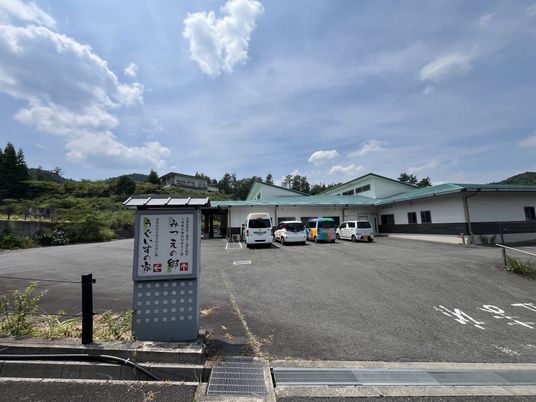 駐車場が見える外観