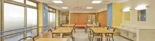 明るい食堂の室内