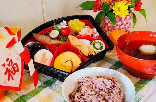 彩り豊かな料理の和室