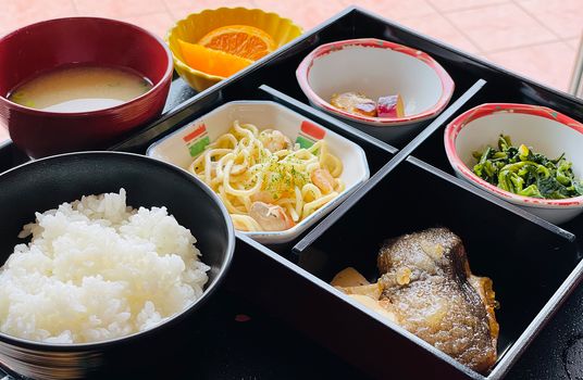 豊かな昼食セット