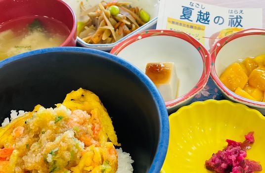 彩り豊かな料理の食堂