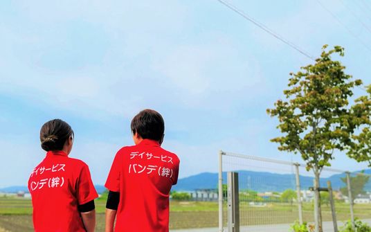 スタッフの背中と風景