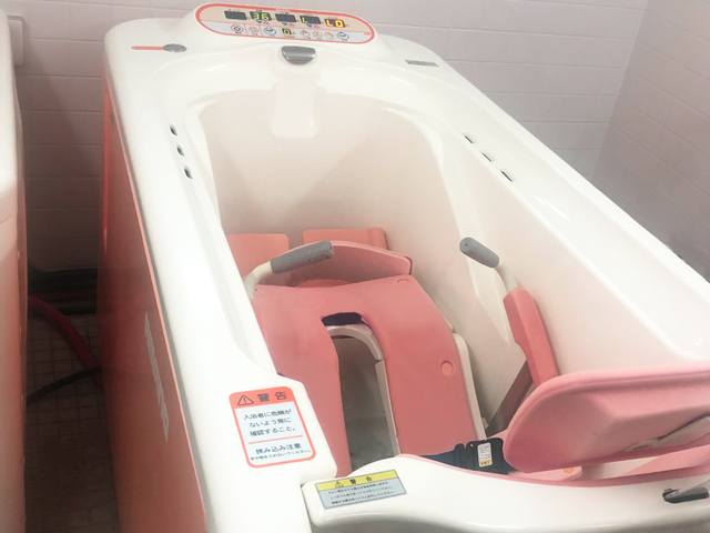 入浴用機器がある浴室 浴室   ゆったりと入浴できそうな機器が設置された浴室です。見守りや介助を行いやすい環境が整っているように見えます。